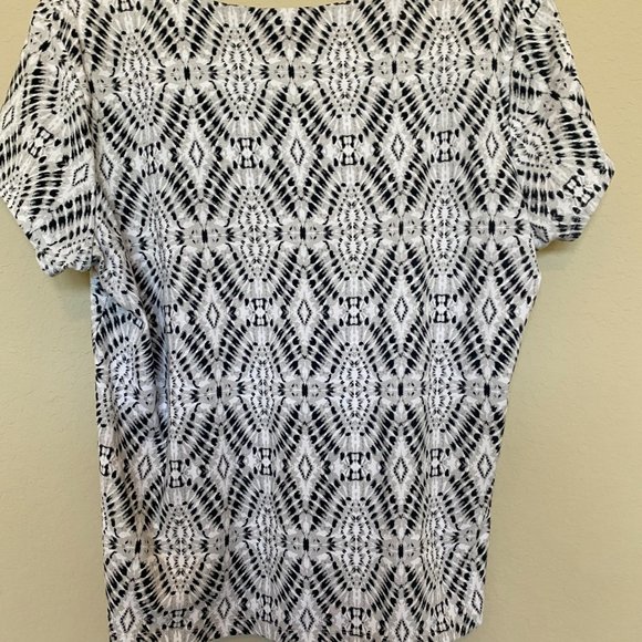 WHITE & BLACK FLOWER TOP  Size L - Picture 5 of 5